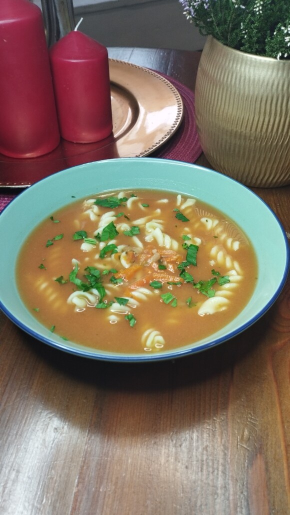 Zupa z makaronem w turkusowej misce