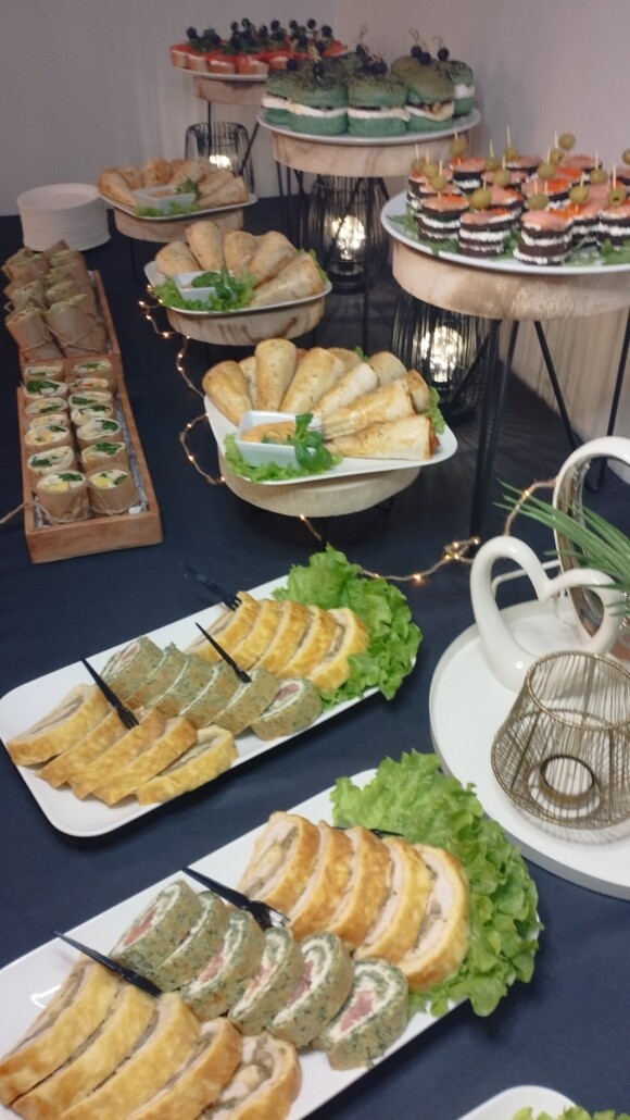 Bufet z sushi i finger foodem na stołach