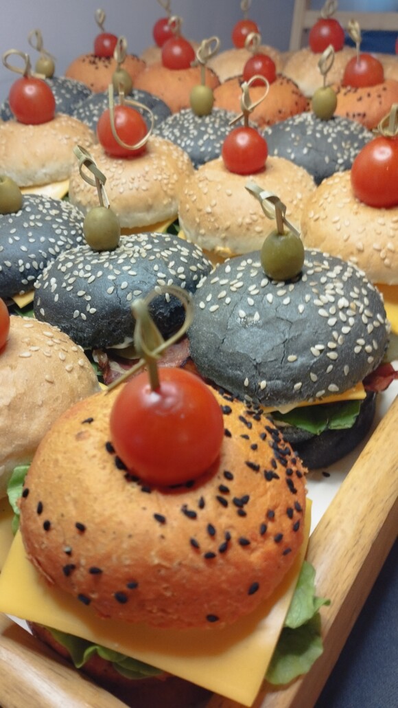 Mini burgery w kolorowych bułkach