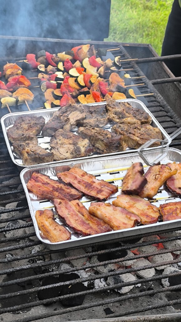 Mięsa pieczone na grillu, w blachach