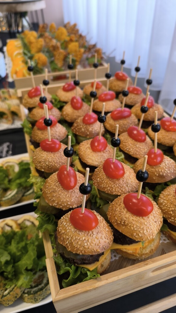 Mini burgerki z pomidorkiem na szpikulcach