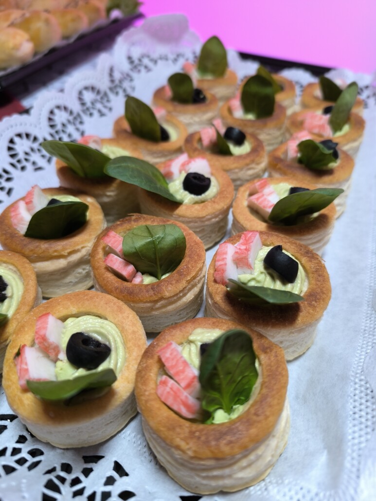 Koszyczki z łososiem i kawiorem