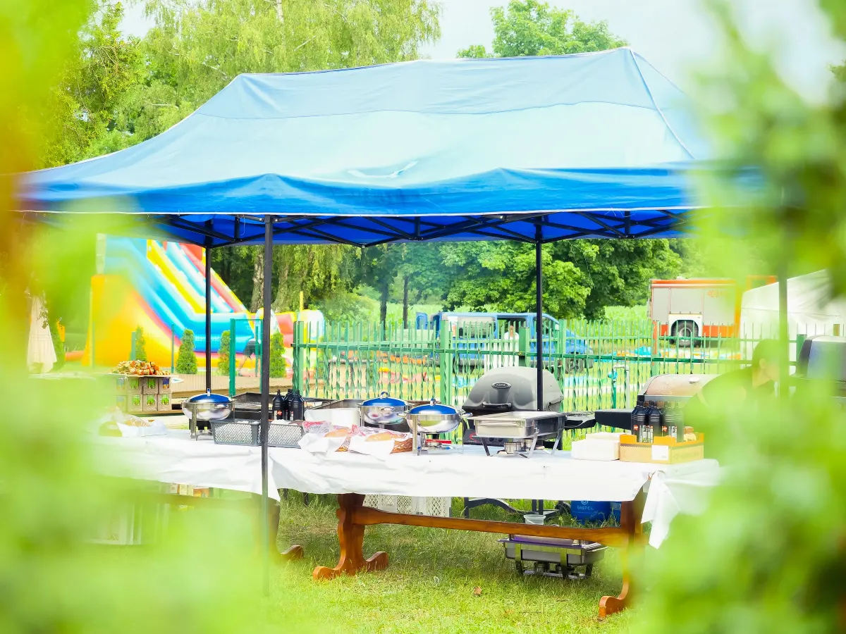 Namiot z cateringiem na pikniku firmowym