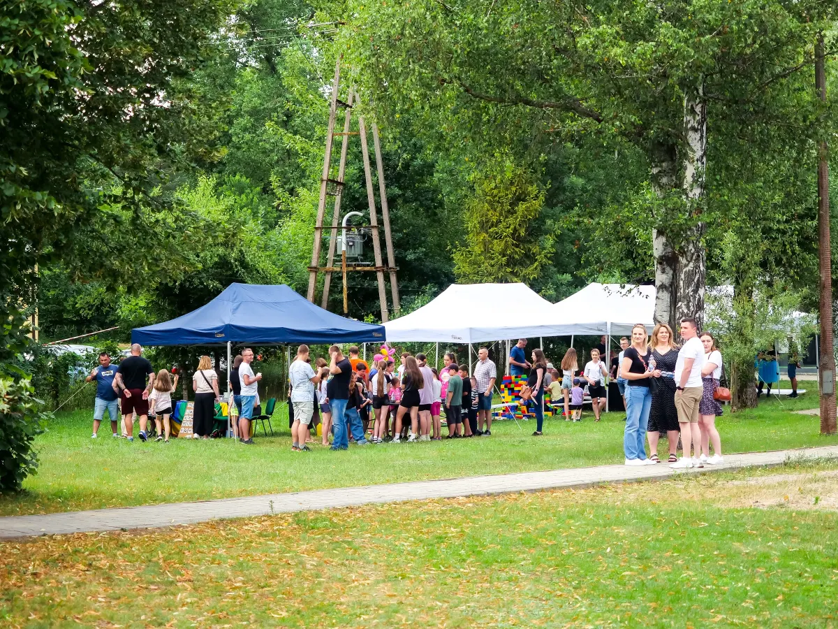 Polana z namiotami na pikniku firmowym