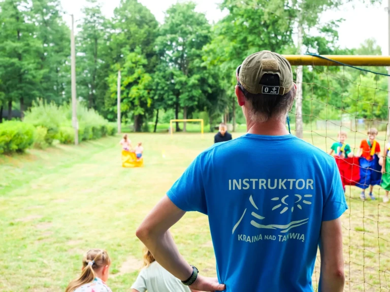 Instruktor prowadzi gry